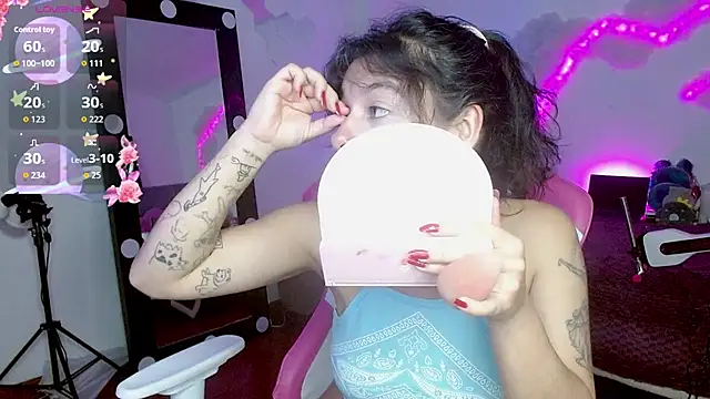 Snapshot of larah_uwu chatting on October 6, 2025, 7:33 pm larah uwu online show from October 6, 2025, 7:33 pm