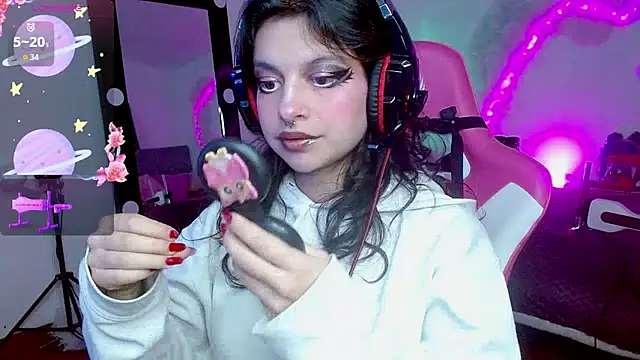 Snapshot of larah_uwu chatting on October 14, 2025, 7:47 pm larah uwu online show from October 14, 2025, 7:47 pm