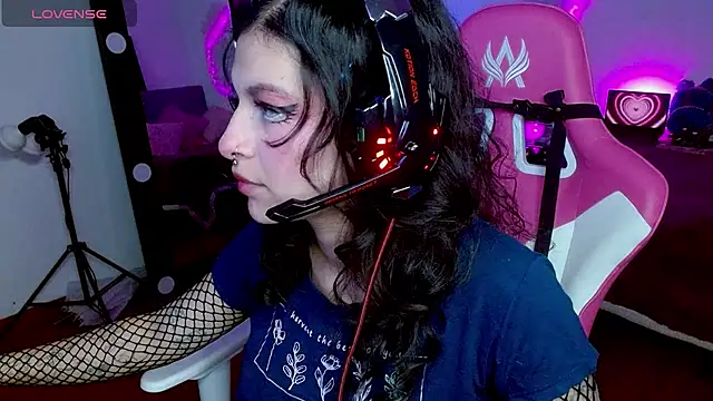 Snapshot of larah_uwu chatting on October 19, 2025, 7:25 pm larah uwu online show from October 19, 2025, 7:25 pm