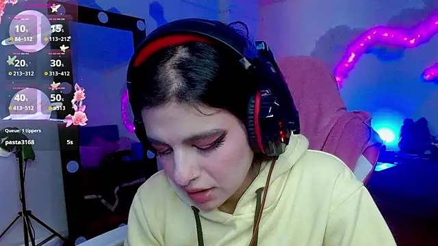 Snapshot of larah_uwu chatting on October 21, 2025, 6:41 pm larah uwu online show from October 21, 2025, 6:41 pm