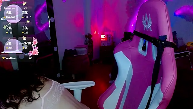 larah uwu online show from November 4, 2025, 6:51 pm