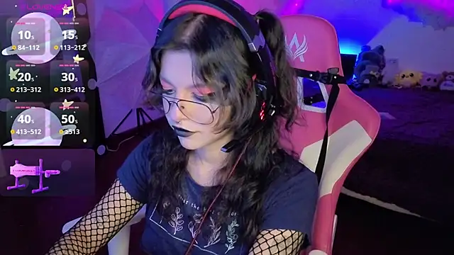 larah uwu online show from November 12, 2025, 7:24 pm