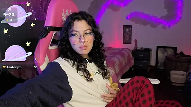 larah uwu online show from April 28, 2026, 6:24 pm