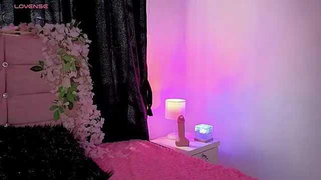 larah uwu online show from May 9, 2026, 6:57 pm