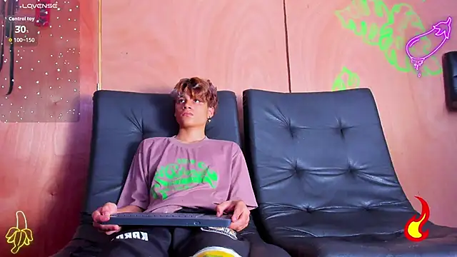 spicy adonhis online show from November 18, 2025, 12:31 pm