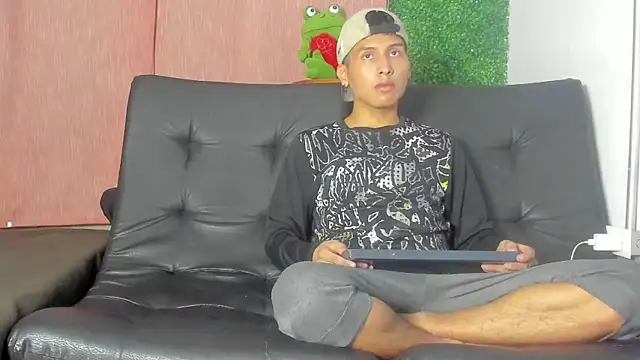 spicy adonhis online show from November 23, 2025, 9:20 am