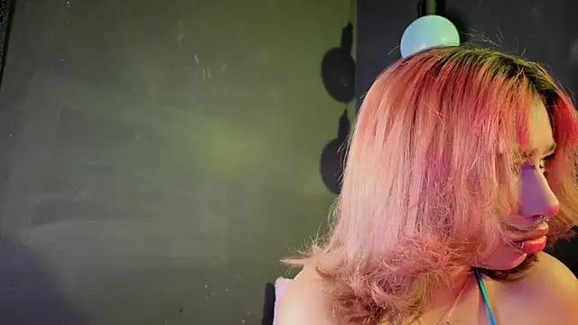 zoelight18 online show from October 6, 2025, 10:02 am