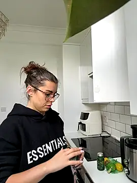 Snapshot of AlitaNova chatting on October 25, 2025, 10:56 am AlitaNova online show from October 25, 2025, 10:56 am