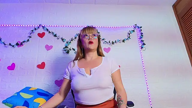 Snapshot of naomi_diamond_ chatting on October 23, 2025, 11:09 am naomi diamond  online show from October 23, 2025, 11:09 am