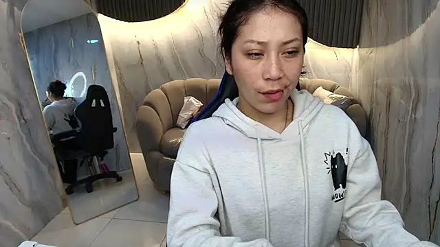 valentina r  online show from April 29, 2026, 8:37 pm