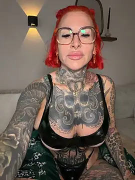 Snapshot of CatCoxx chatting on April 24, 2026, 5:10 am CatCoxx online show from April 24, 2026, 5:10 am