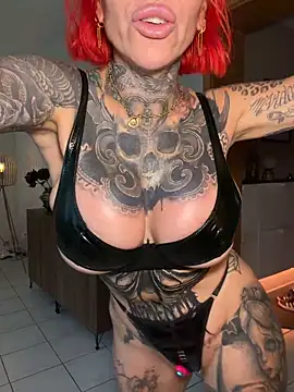 Snapshot of CatCoxx chatting on April 24, 2026, 5:15 pm CatCoxx online show from April 24, 2026, 5:15 pm