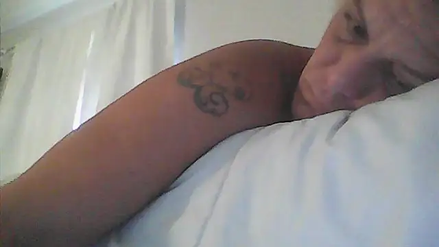 Snapshot of sarahkat86 chatting on April 13, 2026, 11:37 am sarahkat86 online show from April 13, 2026, 11:37 am