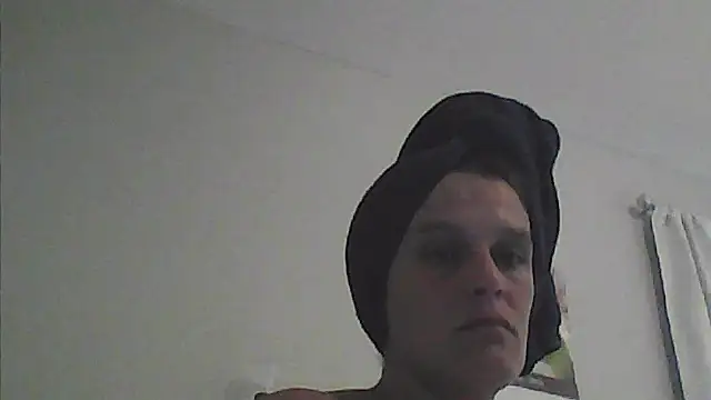 Snapshot of sarahkat86 chatting on April 19, 2026, 11:40 pm sarahkat86 online show from April 19, 2026, 11:40 pm