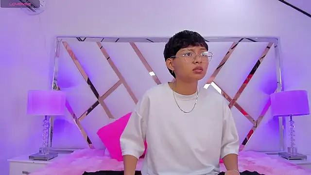 michell  petit  online show from September 14, 2025, 12:26 pm