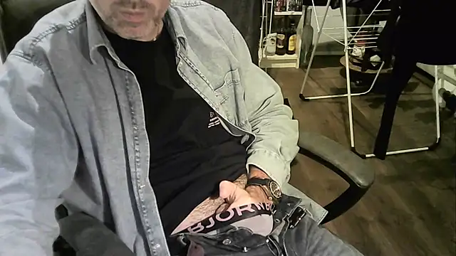 Snapshot of Chrisprngr chatting on October 6, 2025, 8:17 pm Chrisprngr online show from October 6, 2025, 8:17 pm