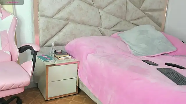 kendal hot01 online show from October 2, 2025, 10:55 am