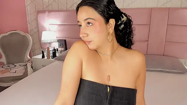 BellaSwwan online show from November 29, 2025, 1:36 pm