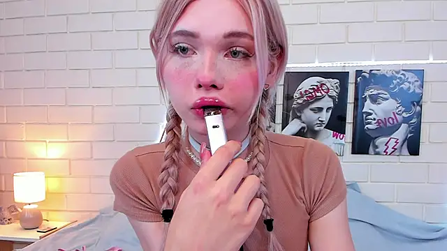 Snapshot of Blondy_Fina chatting on September 19, 2025, 4:36 am Blondy Fina online show from September 19, 2025, 4:36 am