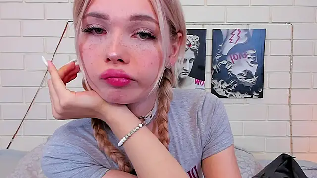 Snapshot of Blondy_Fina chatting on September 25, 2025, 5:00 am Blondy Fina online show from September 25, 2025, 5:00 am