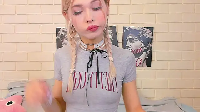 Snapshot of Blondy_Fina chatting on October 19, 2025, 4:46 am Blondy Fina online show from October 19, 2025, 4:46 am