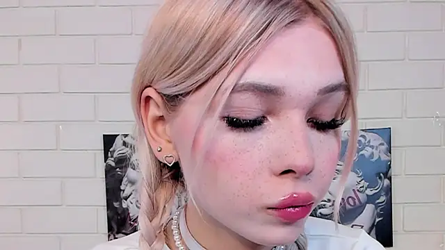 Snapshot of Blondy_Fina chatting on October 25, 2025, 5:04 am Blondy Fina online show from October 25, 2025, 5:04 am