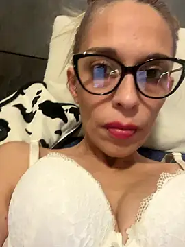 littlesquaw85 online show from October 28, 2025, 3:04 pm