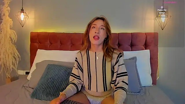 victoria decapri online show from October 3, 2025, 9:12 pm