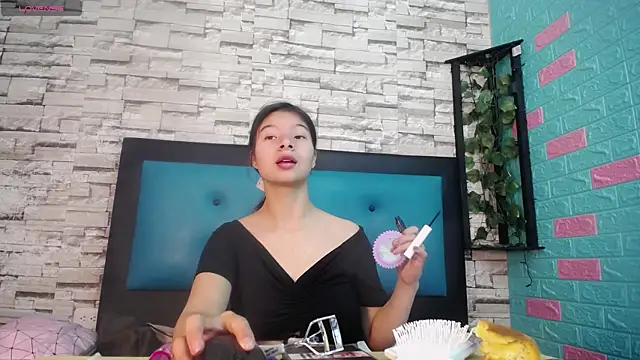 Snapshot of maily_can chatting on September 17, 2025, 12:29 pm maily can online show from September 17, 2025, 12:29 pm