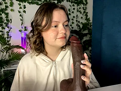 MoonIvy  online show from November 21, 2025, 6:17 pm