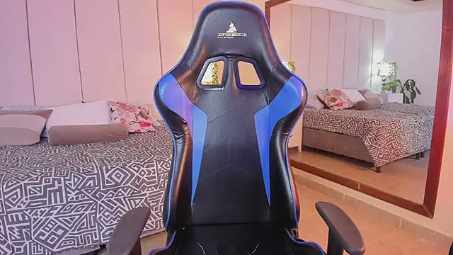 mia rousse25 online show from December 15, 2025, 1:04 pm