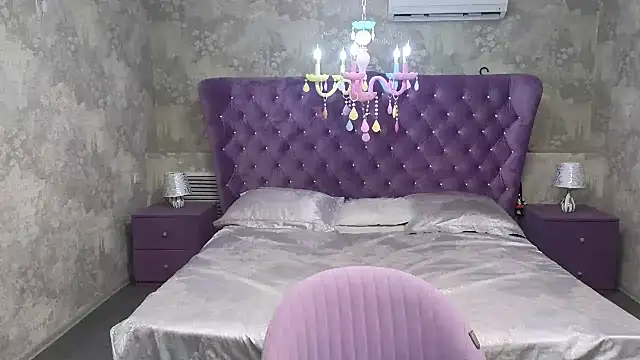 Anna Kenann online show from October 8, 2025, 7:17 am