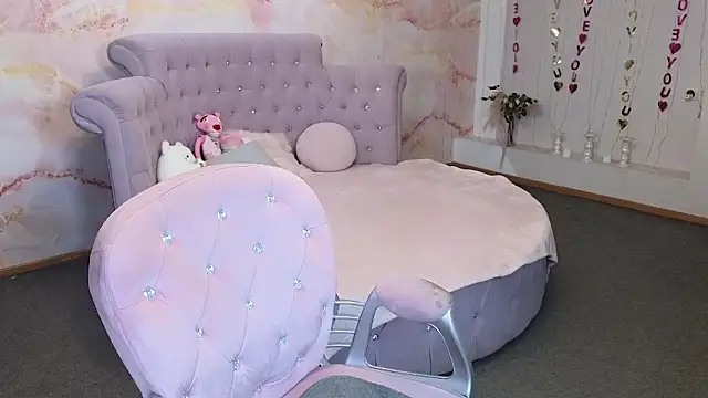 Anna Kenann online show from October 15, 2025, 7:08 am