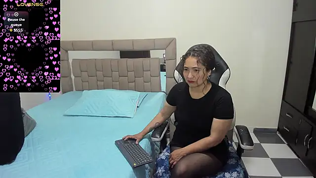 gabrielaponce11 online show from May 7, 2026, 1:49 pm