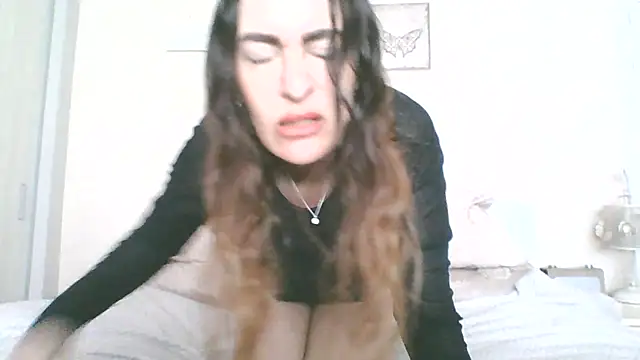 Snapshot of EllaKent chatting on May 11, 2026, 2:45 pm EllaKent online show from May 11, 2026, 2:45 pm