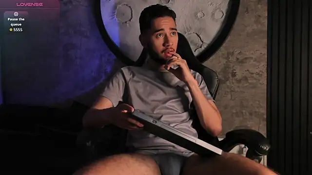 Stiven 01 online show from October 4, 2025, 2:15 pm