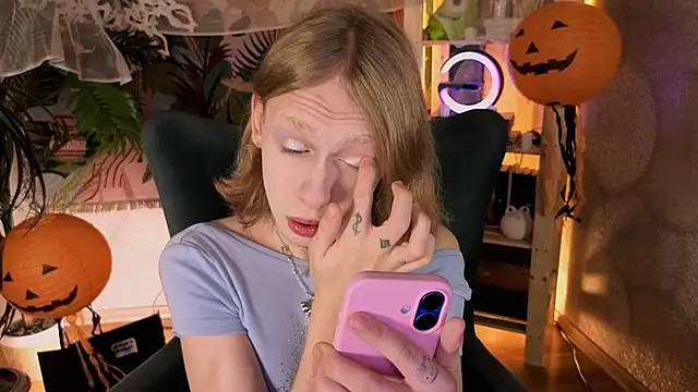 BarbieRichy online show from October 31, 2025, 5:30 am