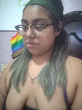 Snapshot of Lovelyrainn chatting on November 1, 2025, 1:18 am Lovelyrainn online show from November 1, 2025, 1:18 am