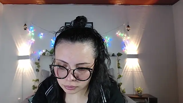 Megan 05  online show from May 6, 2026, 6:57 pm