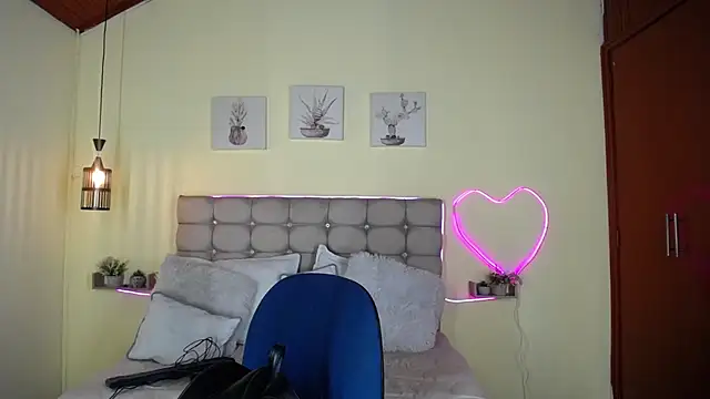 Snapshot of Megan_05_ chatting on June 11, 2026, 12:32 am Megan 05 online show from June 11, 2026, 12:32 am