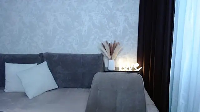 IrisJones online show from September 25, 2025, 9:02 am