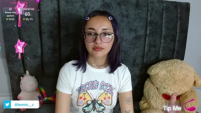 Littlee Bunny  online show from September 20, 2025, 1:01 pm