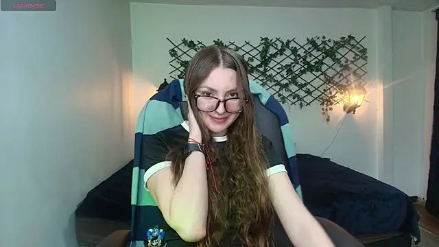 Snapshot of velvet__moon chatting on April 2, 2026, 12:52 am velvet moon online show from April 2, 2026, 12:52 am