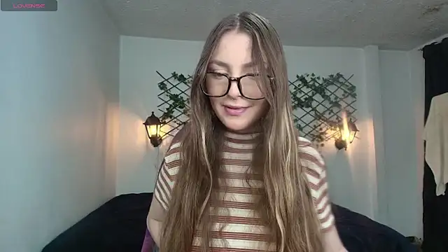Snapshot of velvet__moon chatting on April 6, 2026, 12:41 am velvet moon online show from April 6, 2026, 12:41 am