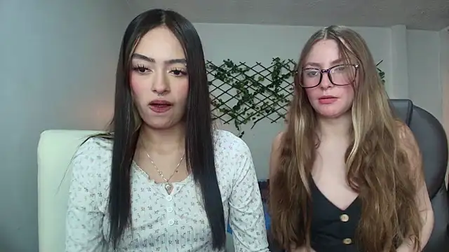 Snapshot of velvet__moon chatting on April 9, 2026, 1:05 am velvet moon online show from April 9, 2026, 1:05 am