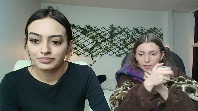 Snapshot of velvet__moon chatting on April 12, 2026, 9:42 pm velvet moon online show from April 12, 2026, 9:42 pm