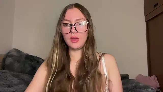 Snapshot of velvet__moon chatting on May 8, 2026, 4:51 am velvet moon online show from May 8, 2026, 4:51 am