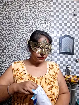 SIMIHOT online show from June 7, 2026, 4:11 pm