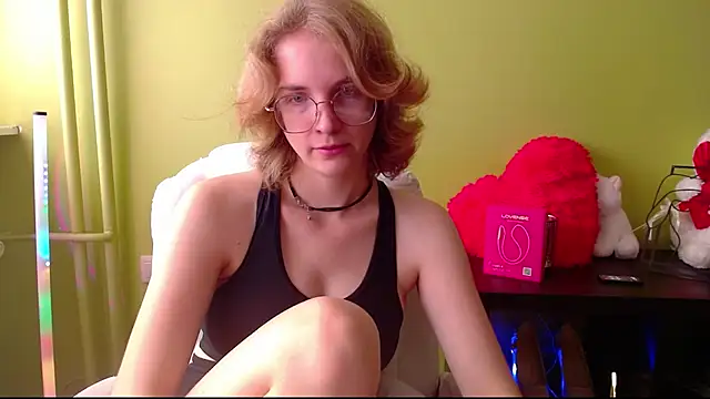 juicyPenny online show from June 27, 2026, 6:51 am