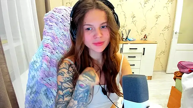 yourdreamm  online show from October 19, 2025, 2:50 pm